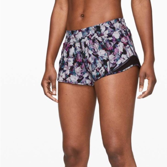 Lululemon Hotty Hot shorts II 2.5" - Picture 2 of 8